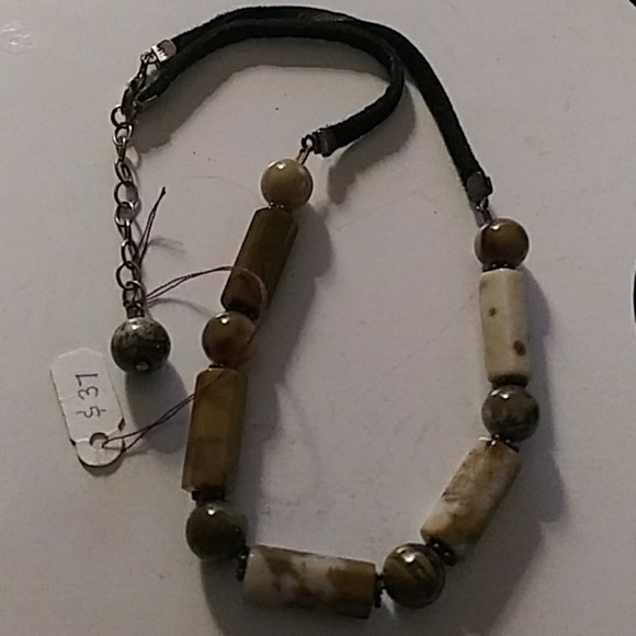 Quartz and Leather Choker - Picture 2 of 4